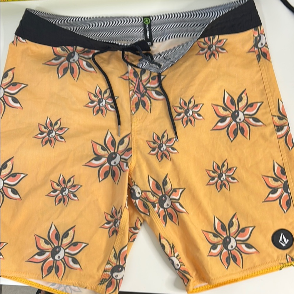 Volcom Men's Yellow Floral Board Shorts 32